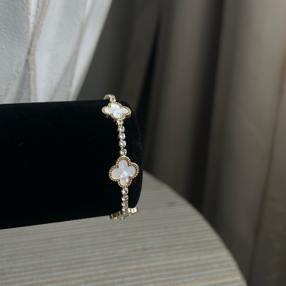 Jewelry - Gold and White Clover centerpiece tennis Bracelet